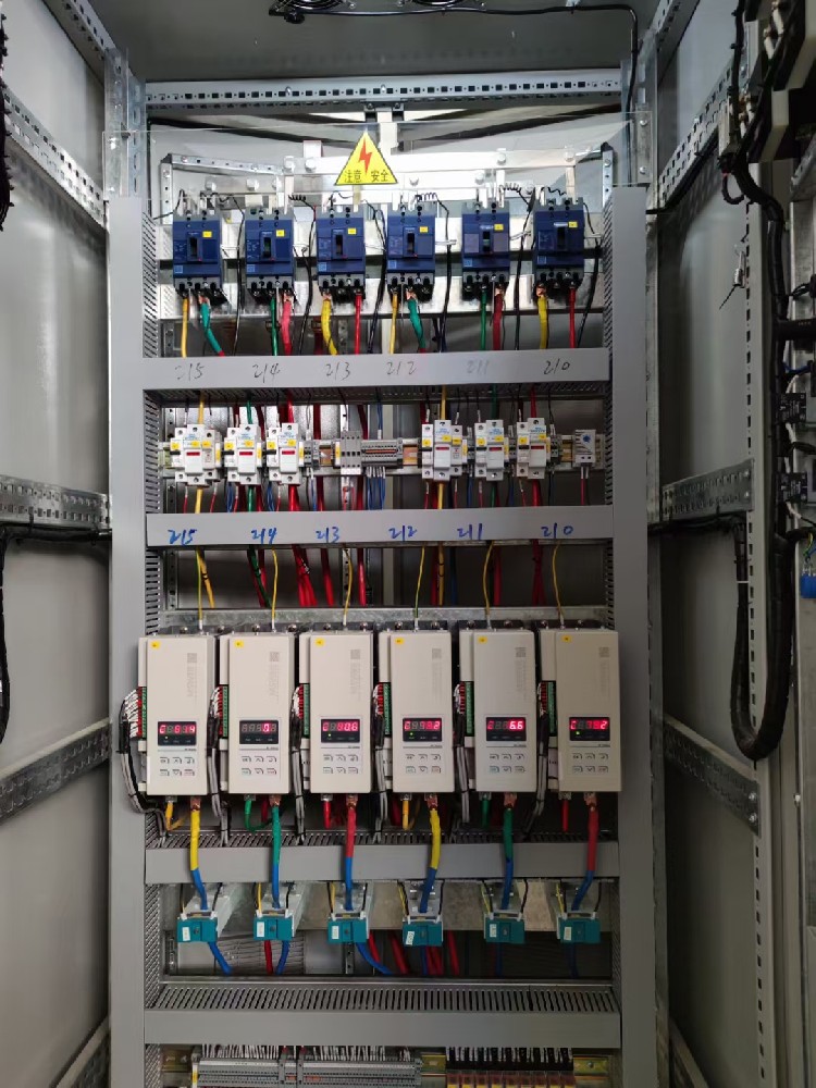 在电力调解器设计中，，，，如那里置电源颤抖和电网脉动的影响？？？？