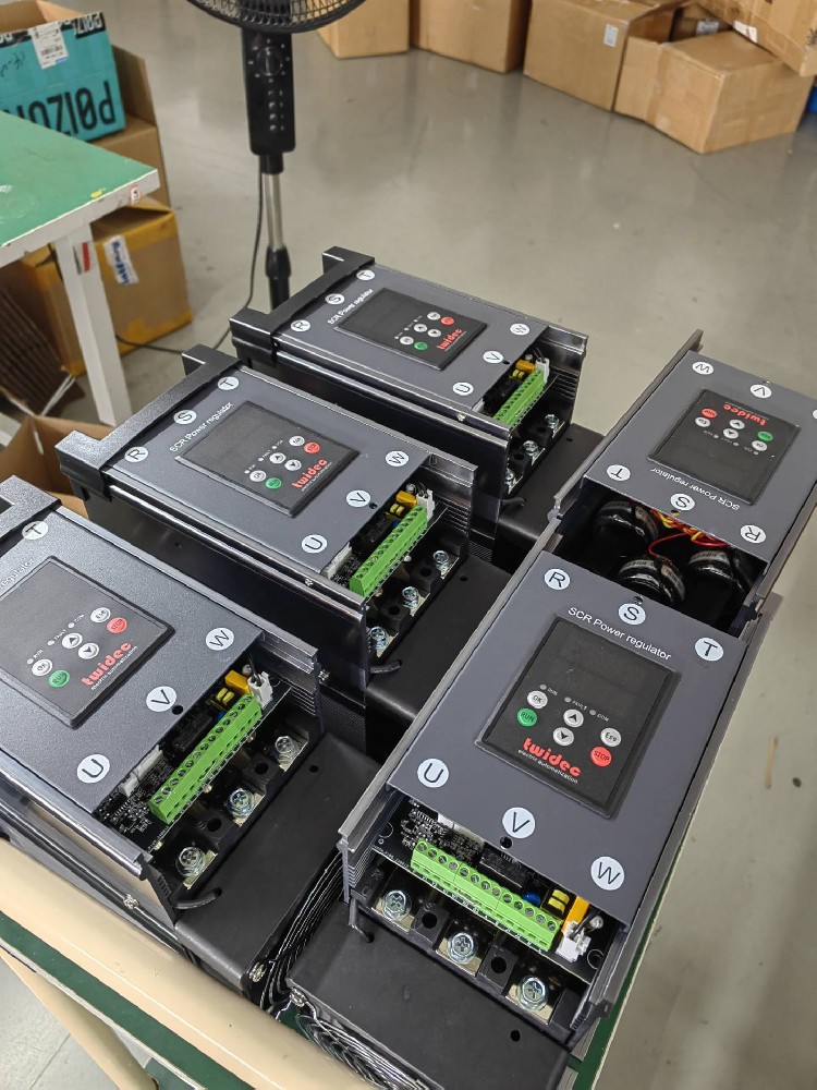 怎样凭证负载功率确定电力调解器所需的额定电流？？